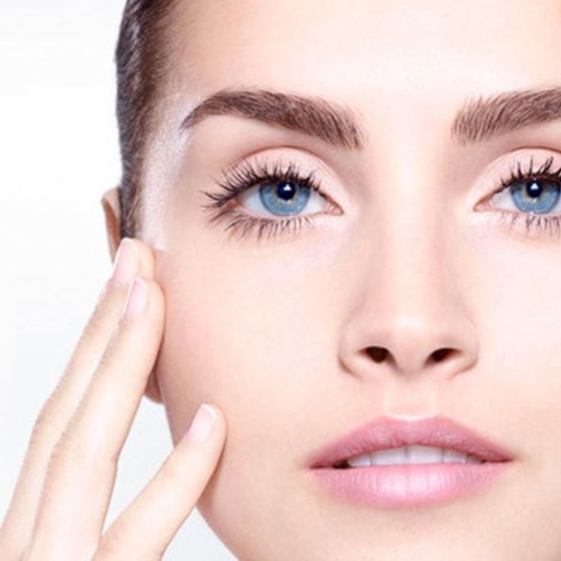  احرصي على استخدام الماء الفاتر بعد الاستفادة من مكعبات الكركم لتنقية البشرة الدهنية