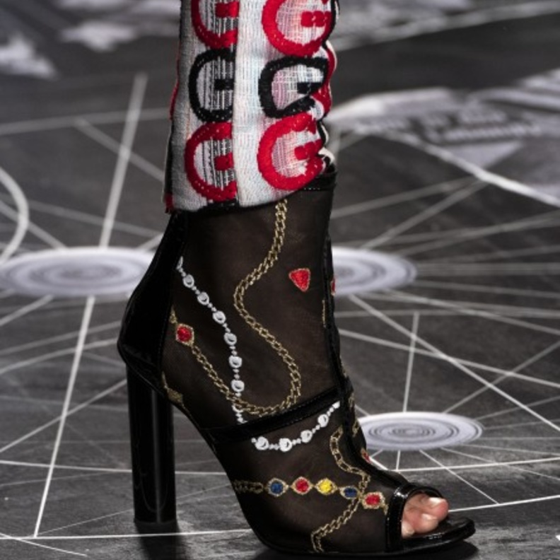 احذية مطرزة باللون الأصفر لصيف 2019 ‏من Erdem