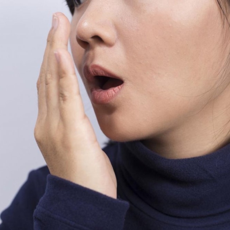 جفاف الفم يسبب رائحة كريهة أثناء الصيام