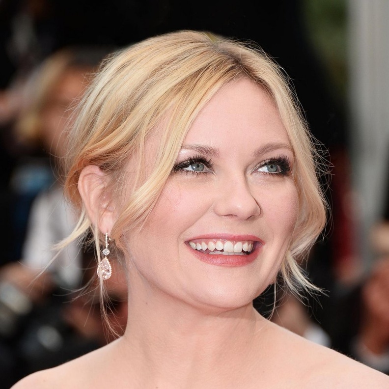 استوحي مكياجك الناعم والبسيط من  كيرستين 