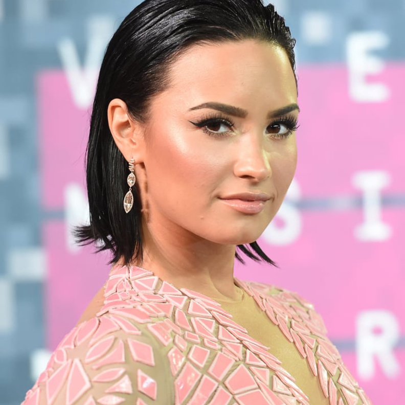 أجمل إطلالات مكياج مستوحاه من مكياج ديمي لوفاتو