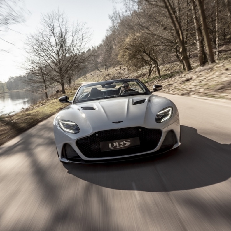 أستون مارتن تتحضر لإطلاق سيارة رياضية مكشوفة