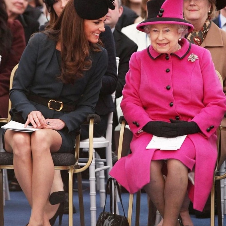 أزياء متناسقة بين الملكة وكيت