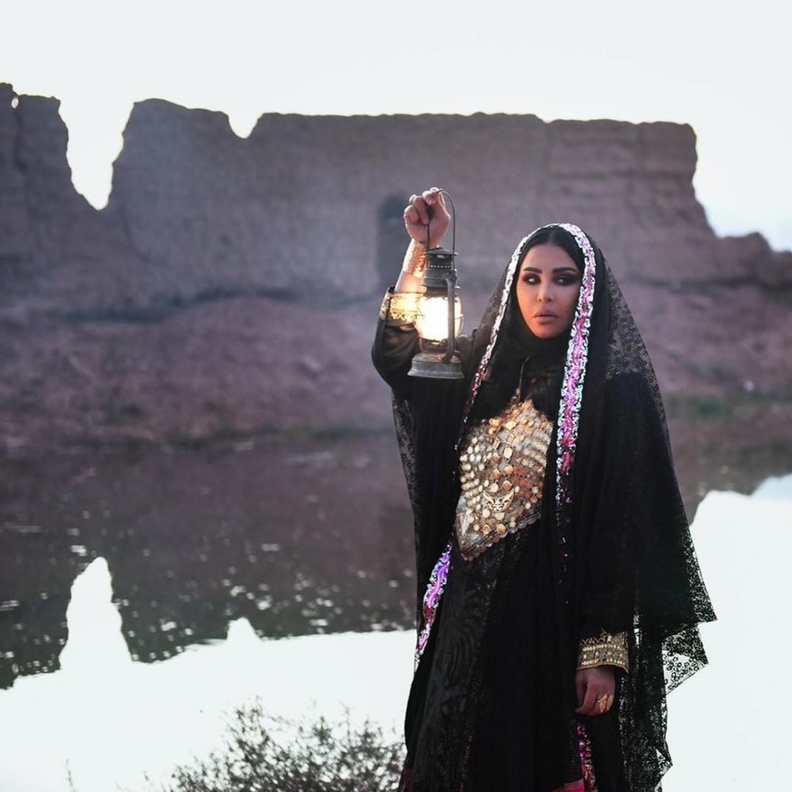 أسيل عمران في زيّ خليجي