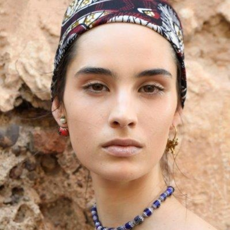 اطلالة ماكياج طبيعية للعارضات من ابتكار بيتر فيلبس لعرض Cruise 2020