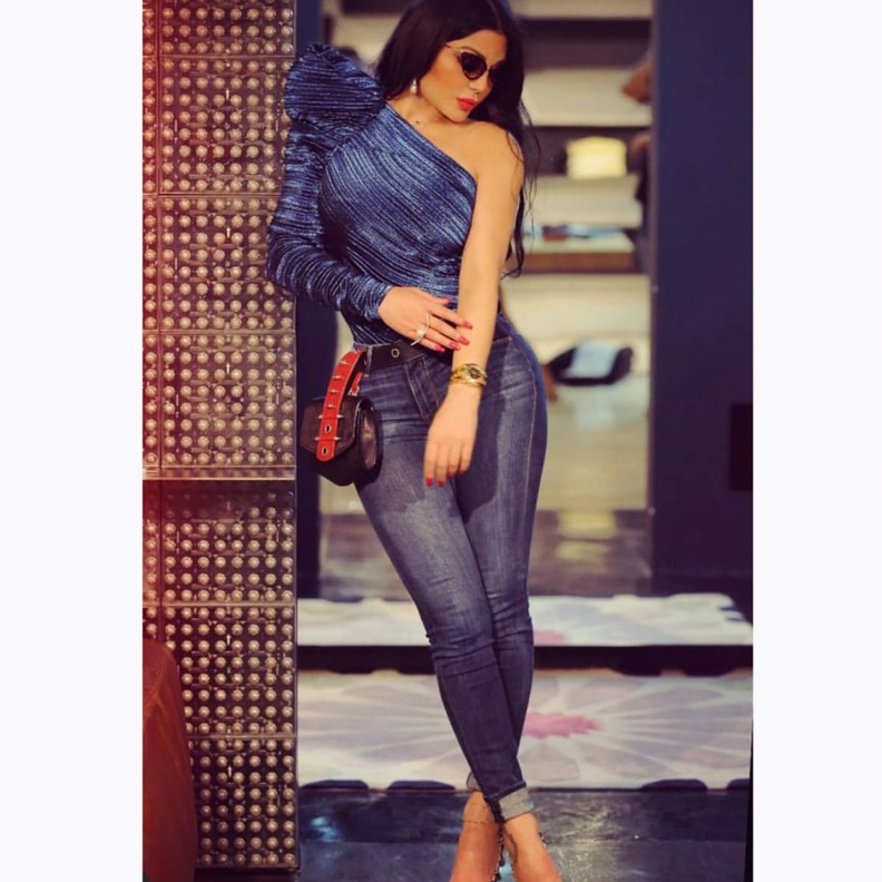 كارول سماحة باطلالة كاجوال مع بناطيل الجينز