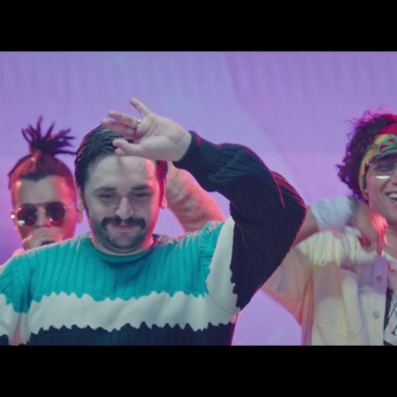 مصطفى خاطر فى الأغنية الدعائية  لمسلسل طلقة حظ