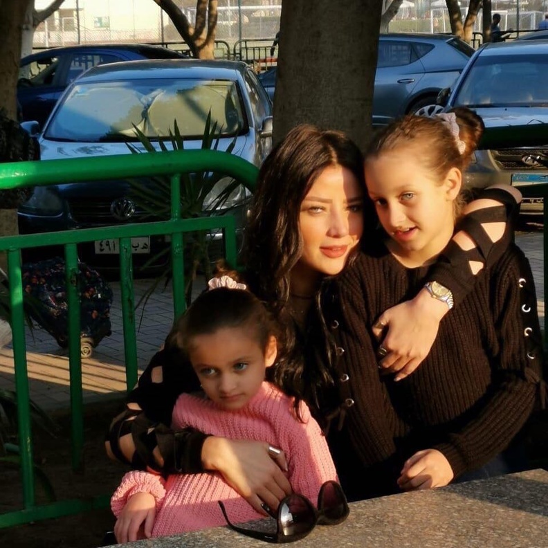 رضوى الشربيني وابنتيها