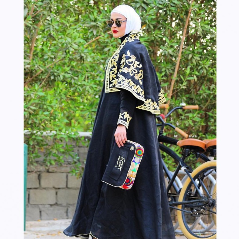 موديلات عبايات مناسبه للسهرات في رمضان 2019‏ باللون الابيض مع التطريز الذهبي