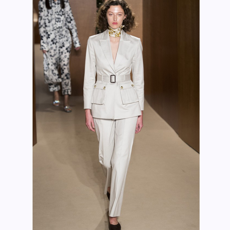 بدلة أنيقة من Alexachung