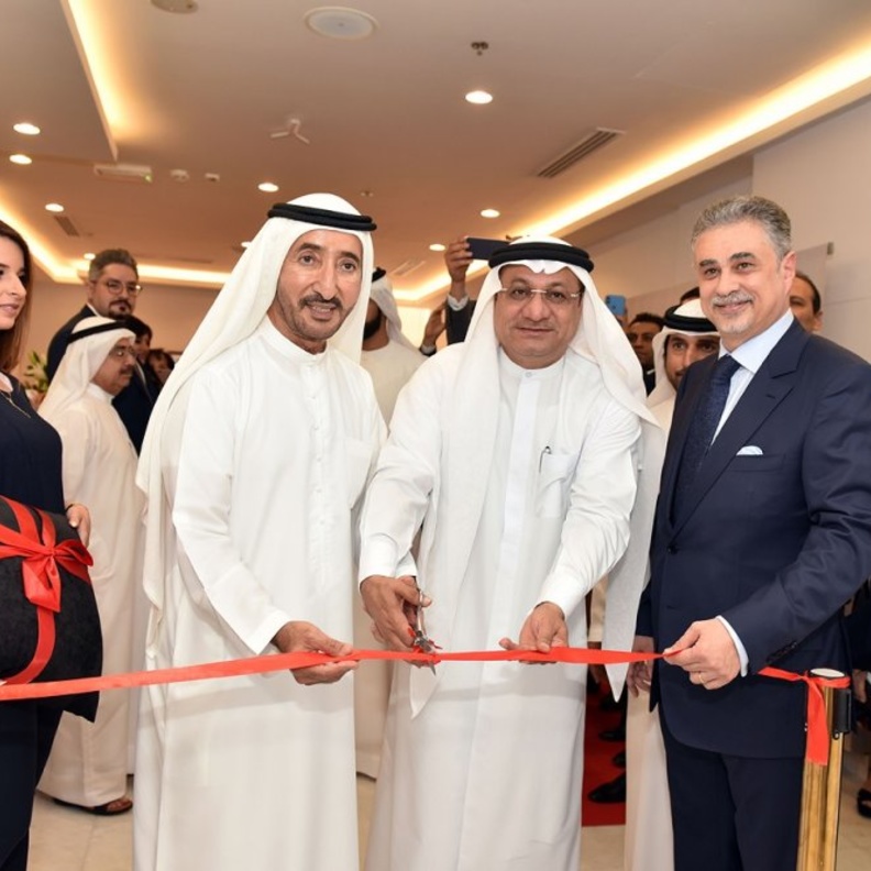 الدكتور هاني سكلا ومعالي حميد حمد القطامي والشيخ بطي آل مكتوم