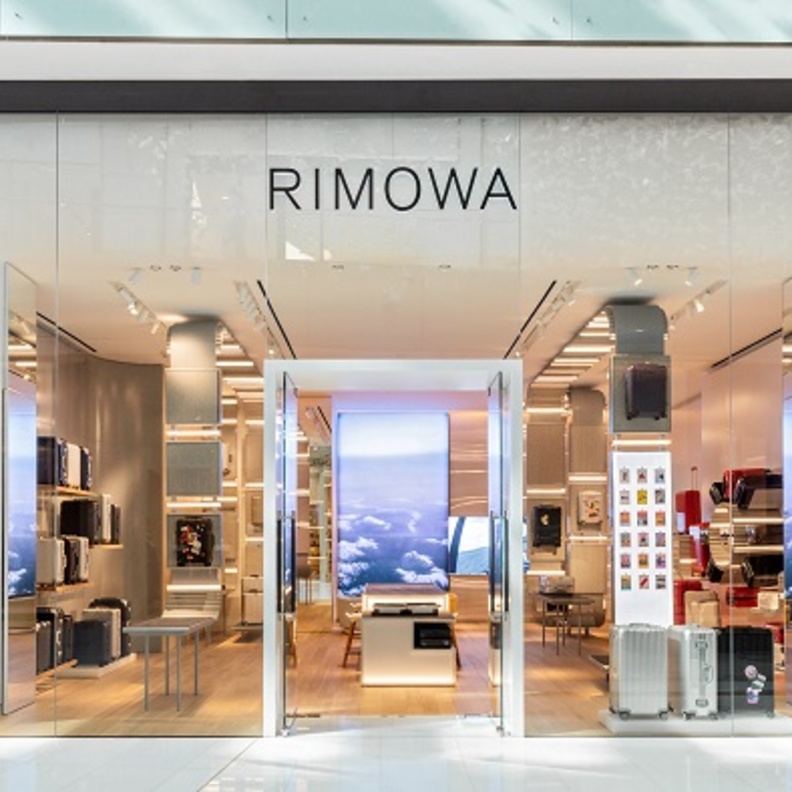 واجهة زجاجية ضخمة ممتدّة من الأرض إلى السقف 