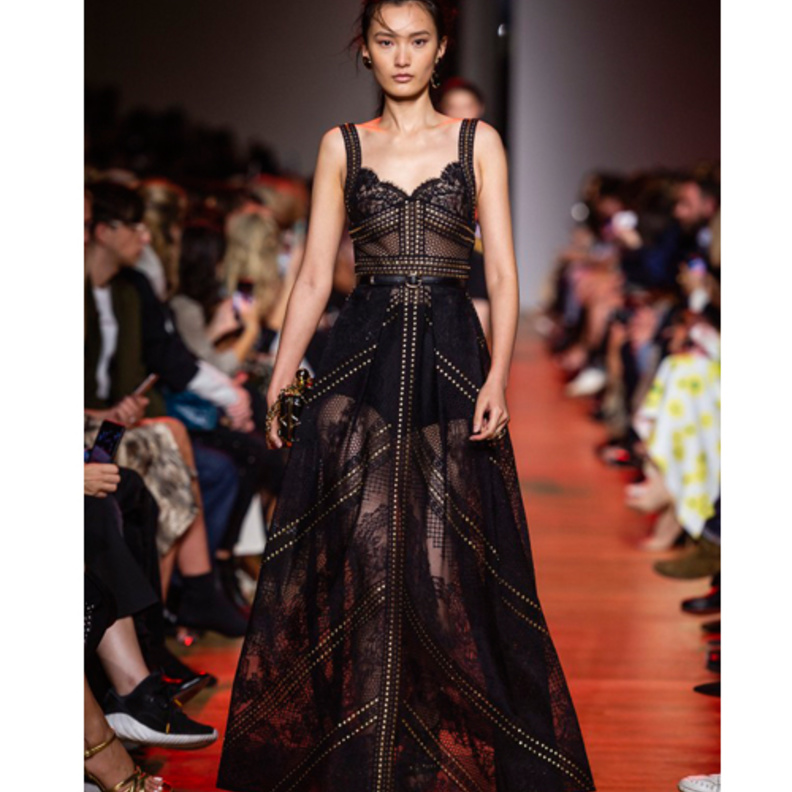  فستان أنيق بخصر من الجلد منTom Ford