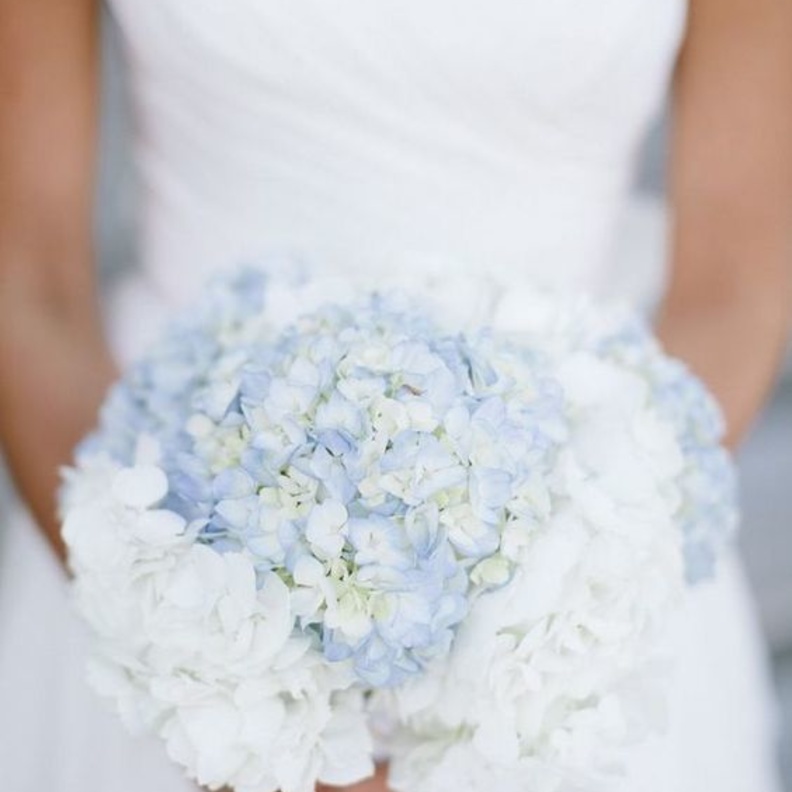  اجعلي باقات حفل زفافك مشعة باللونين الازرق و الابيض