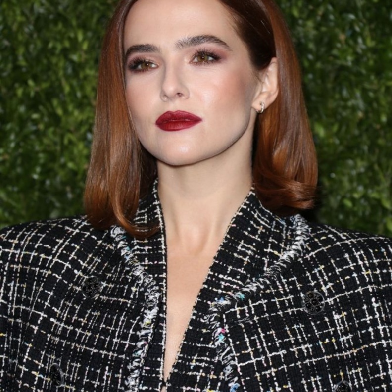 Cara Delevingne بمكياج لامع 