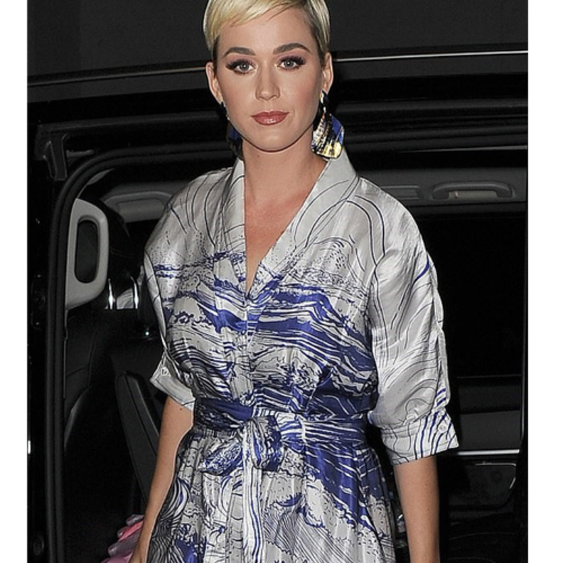 كايتي بيري بجمبسوت يشبه البيانو في مهرجان الجاز