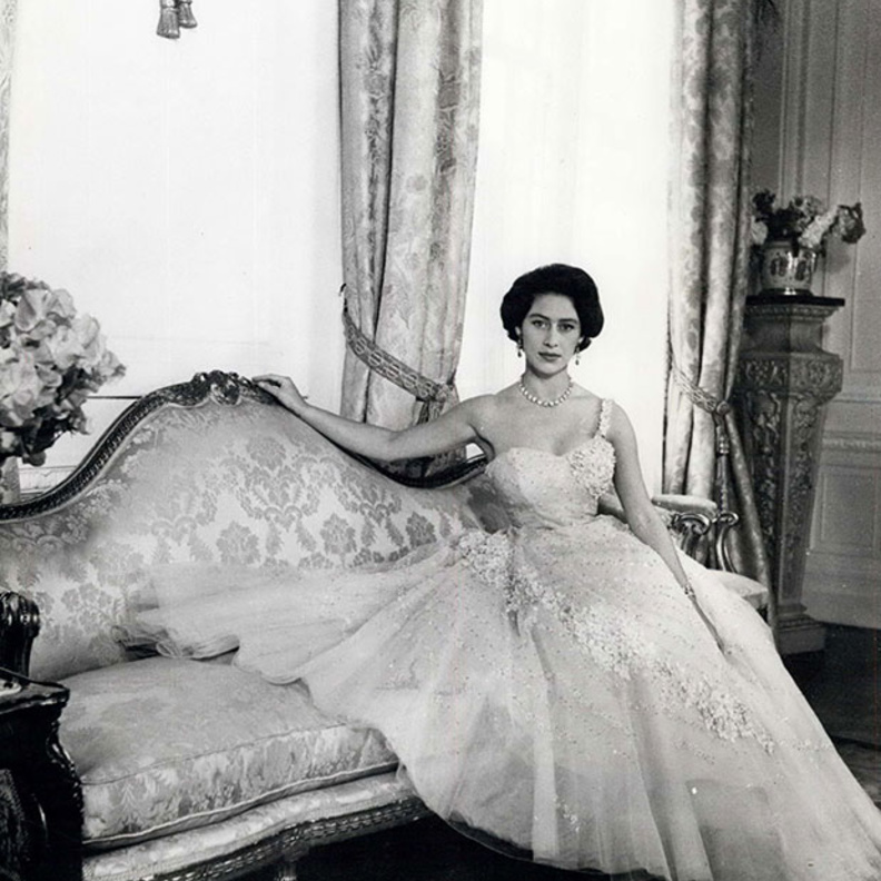  أي إطلالة هي الأجمل برأيك؟