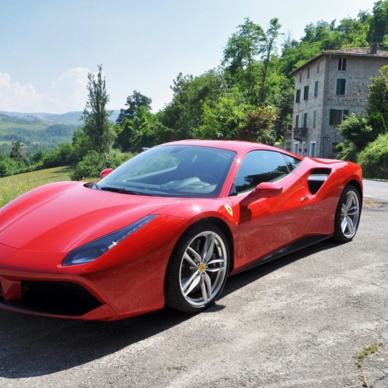 استدعاء 31 سيارة فيراري في السعودية خشية احتراقها