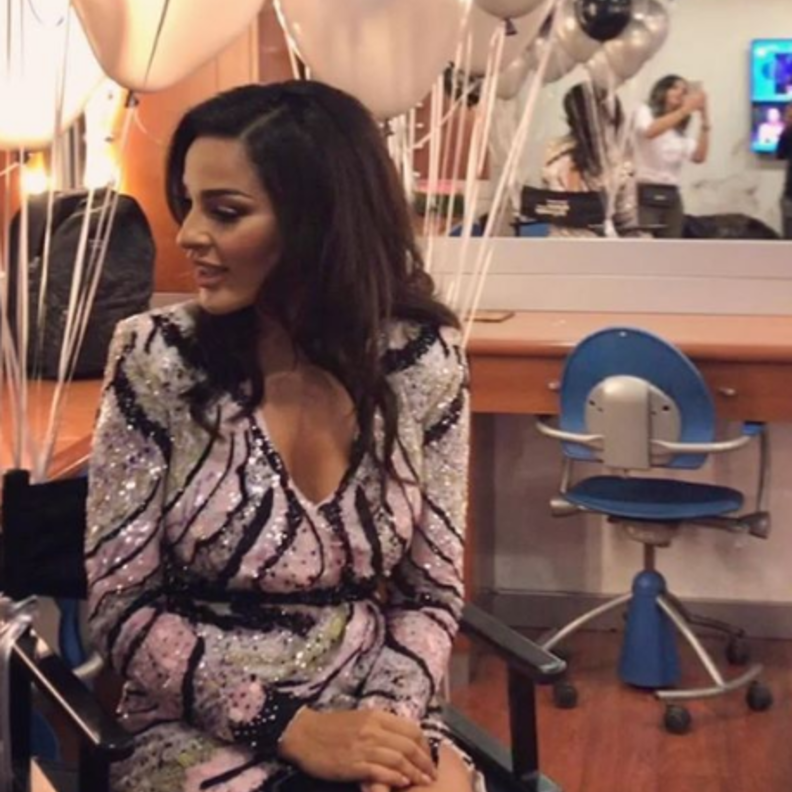 إختار خبير التجميل داني كامل ماكياجاً برونزياً أما الشعر فحرص فيكتور كيروز على إعتماد تسريحة الشعر المنسدل