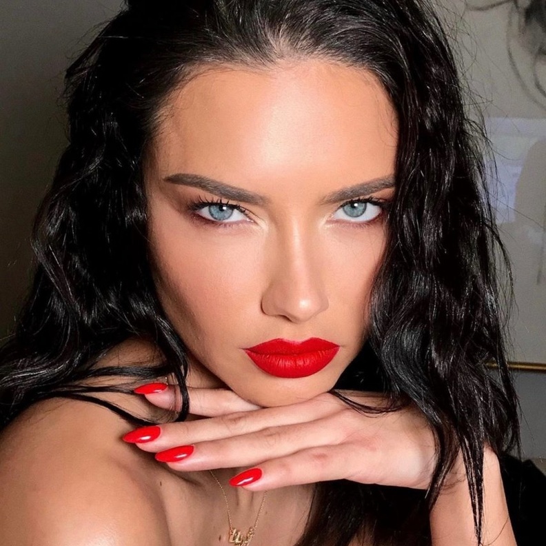 صور إطلالات مكياج جريئة مستوحاه من أدريانا ليما