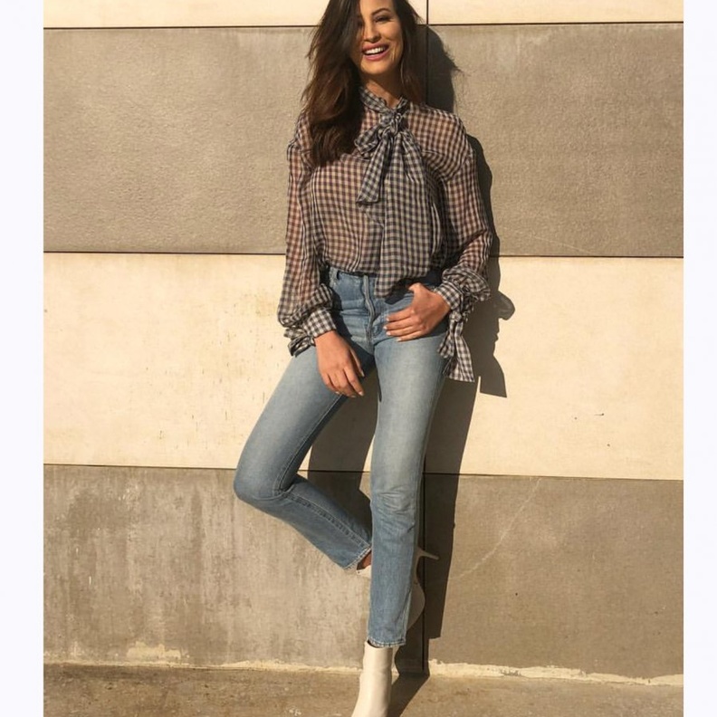 استوحي إطلالاتك الكاجوال بالبنطلون الضيق من أناقة ريم سعيدي