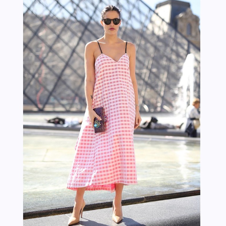 نسقي توب كارو مع جينز سكيني لاطلالة عصرية أنيقة