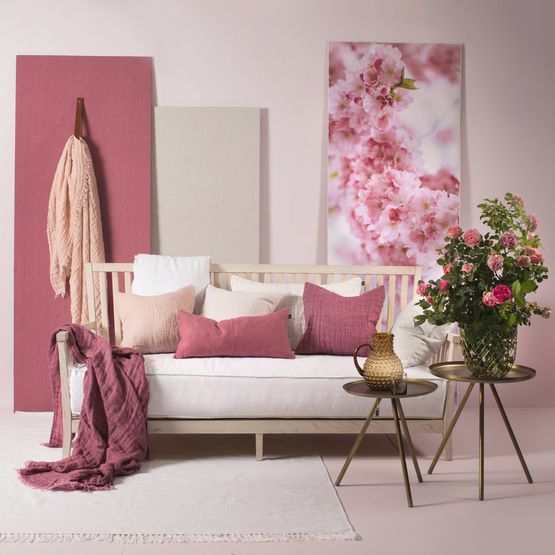 أقمشة صيفية لأثاث غرفة المعيشة وستائر مزهرة ومجموعة من أحواض النباتات