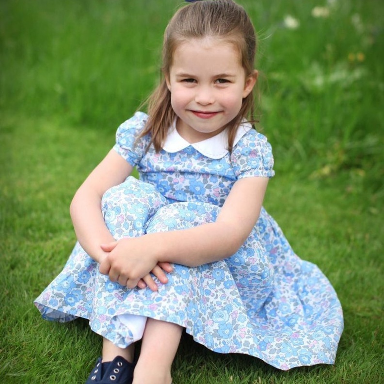 صورة رسمية للأميرة شارلوت بمناسبة عيد ميلادها الرابع تم التقاطها بواسطة والدتها كيت ميدلتون