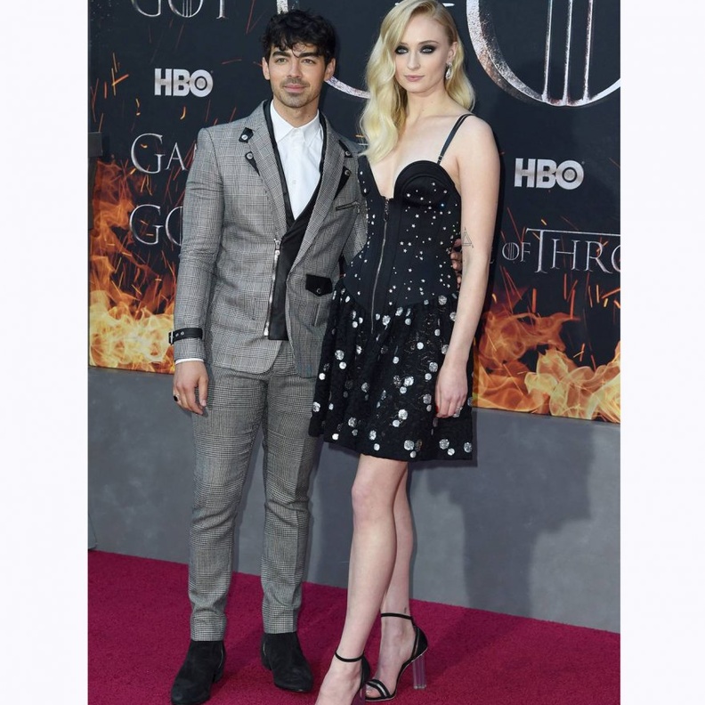 إطلالة كاجوال لصوفي ترنر Sophie Turner برفقة جو جوناس