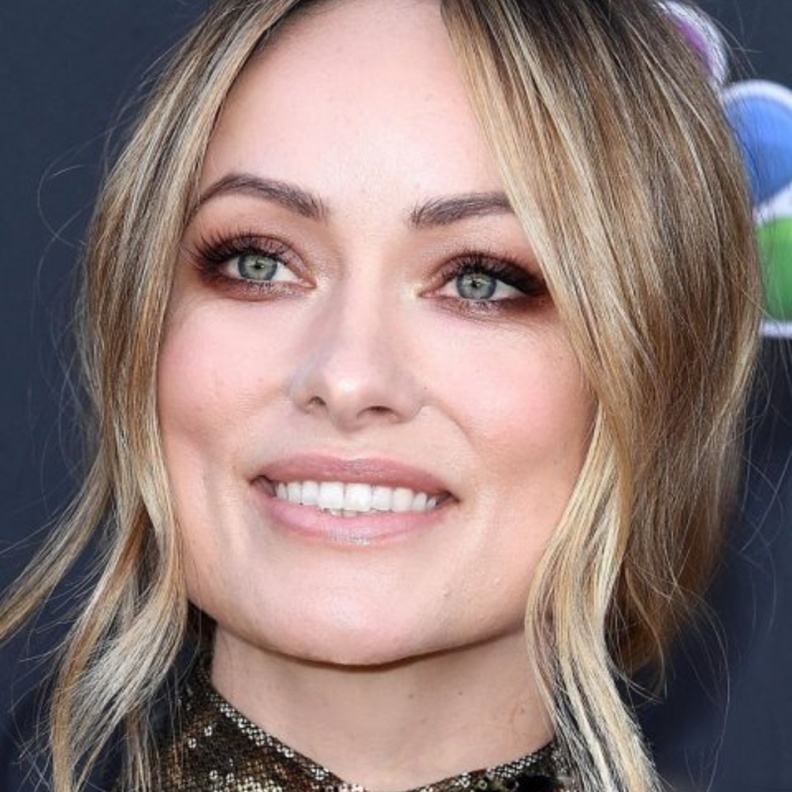 ايما ستون بمكياج عيون معدني براق