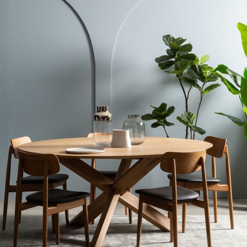 تصميم أنيق وعصري لطاولة طعام خشبية