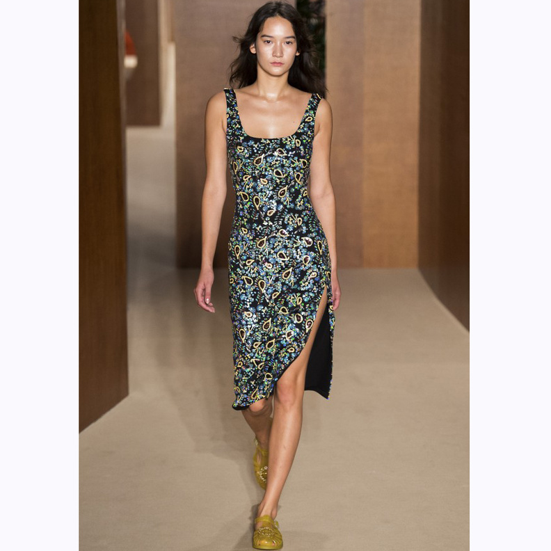 فستان أبيض طويل من Christian Dior