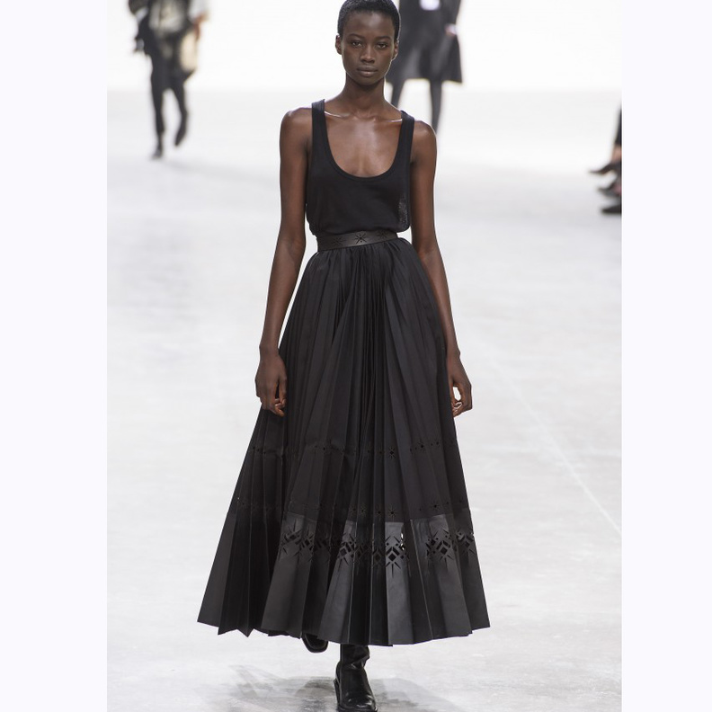  البليزر مع الحزام لإبراز جمال الخصر من Christian Dior