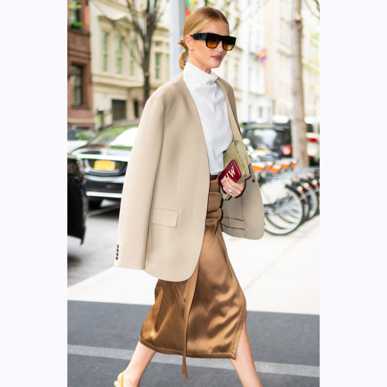 إطلالة ساحرة بالدانتيل الأسود مع DIANE KRUGER القميص الزرقاء