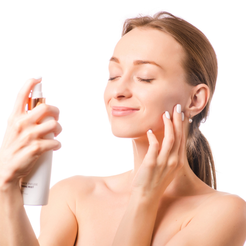 تعرفي على فوائد رذاذ تثبيت المكياج