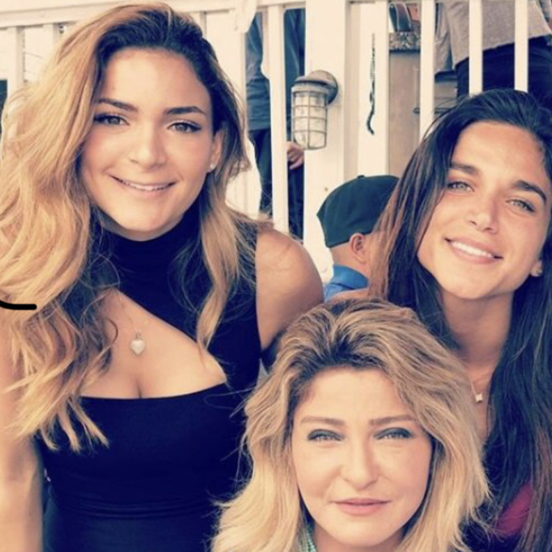 علا غانم وابنتيها