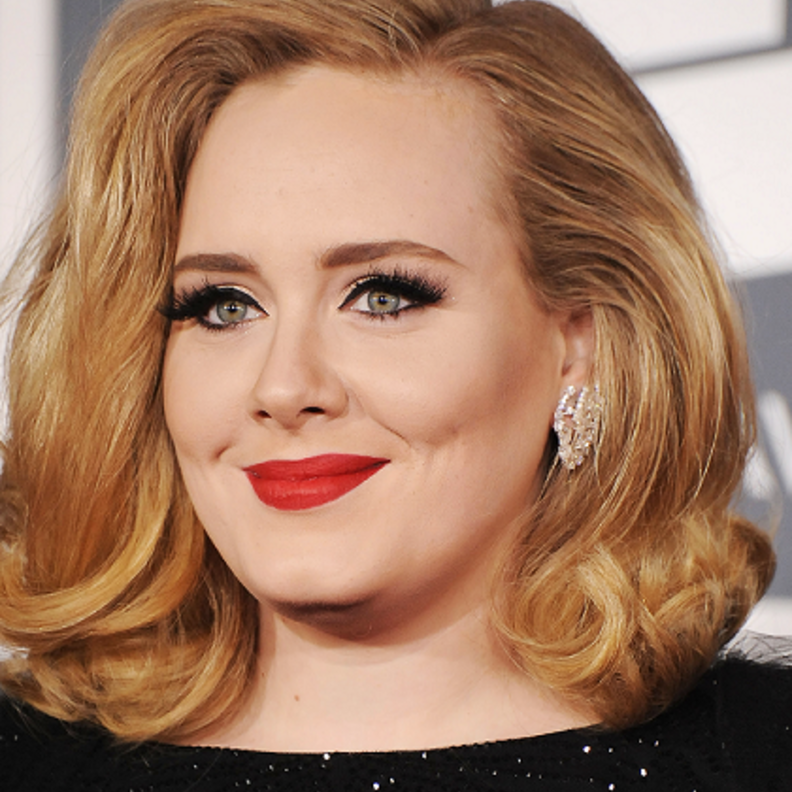 أحمر الشفاه الأحمر يناسب أسلوب مكياجها