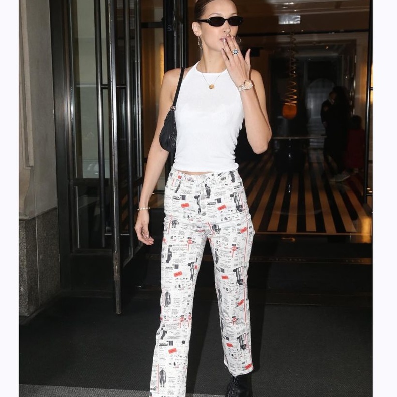 وصلت بريانكا شوبرا ‏Priyanka Chopra‏ الى مطار نيويورك مرتدية بنطلون جينز فاتح مع الكروب ‏توب البيضاء