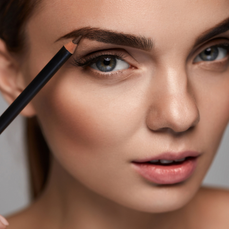 تعرفي على طريقة اختيار لون الحواجب