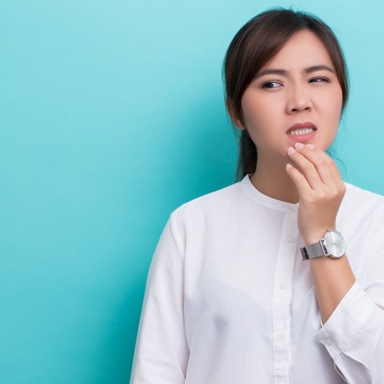 أسباب القرح البيضاء بالفم وطرق علاجها