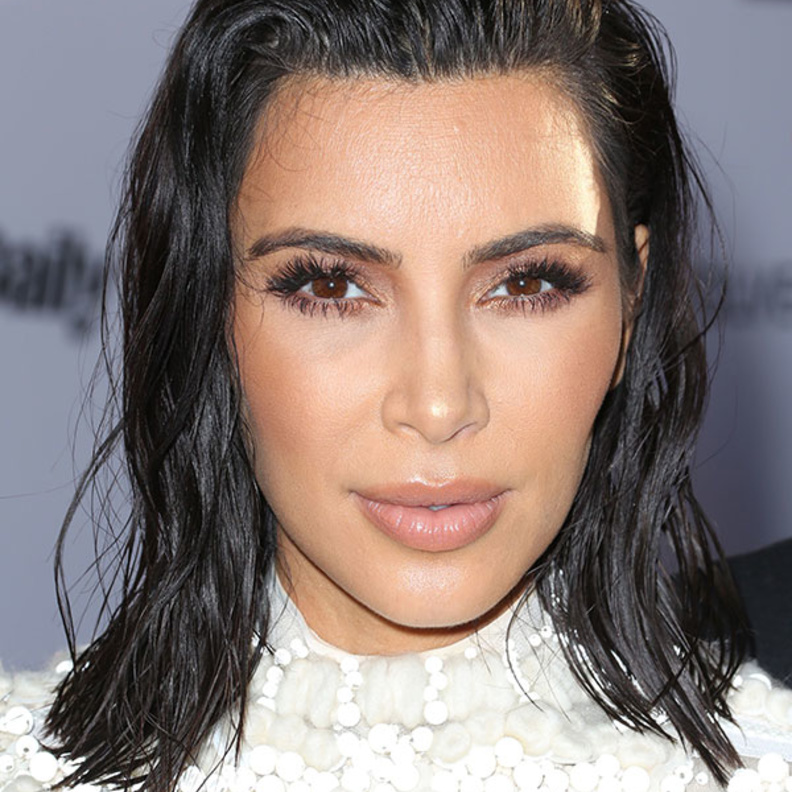 مايا دياب بالشعر المبلل القصير