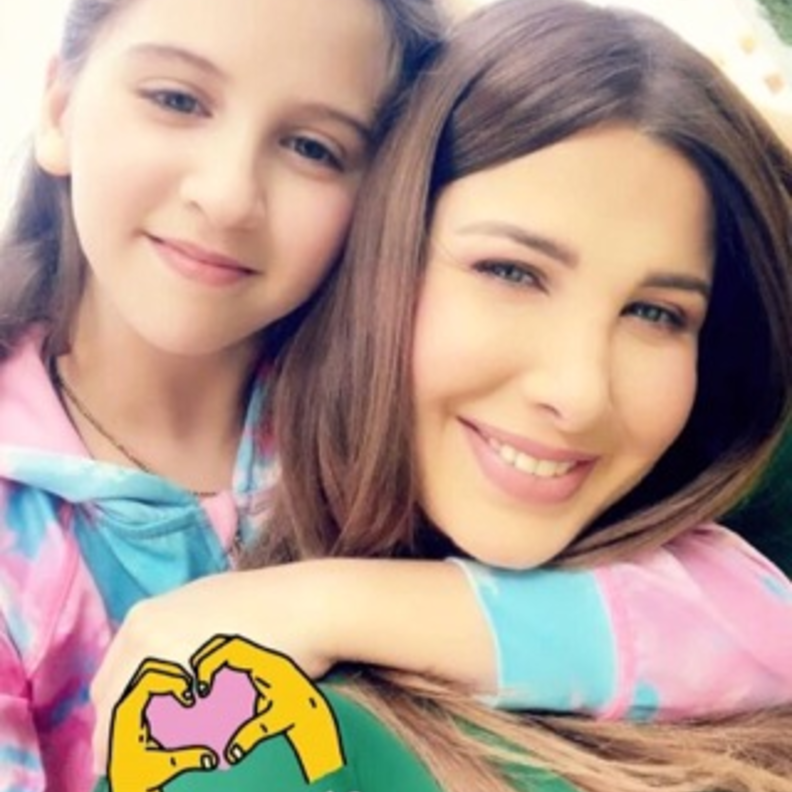 نانسي عجرم تبدو سعيدة بزيارة ابنتها ميلا أثناء التصوير يوم أمس