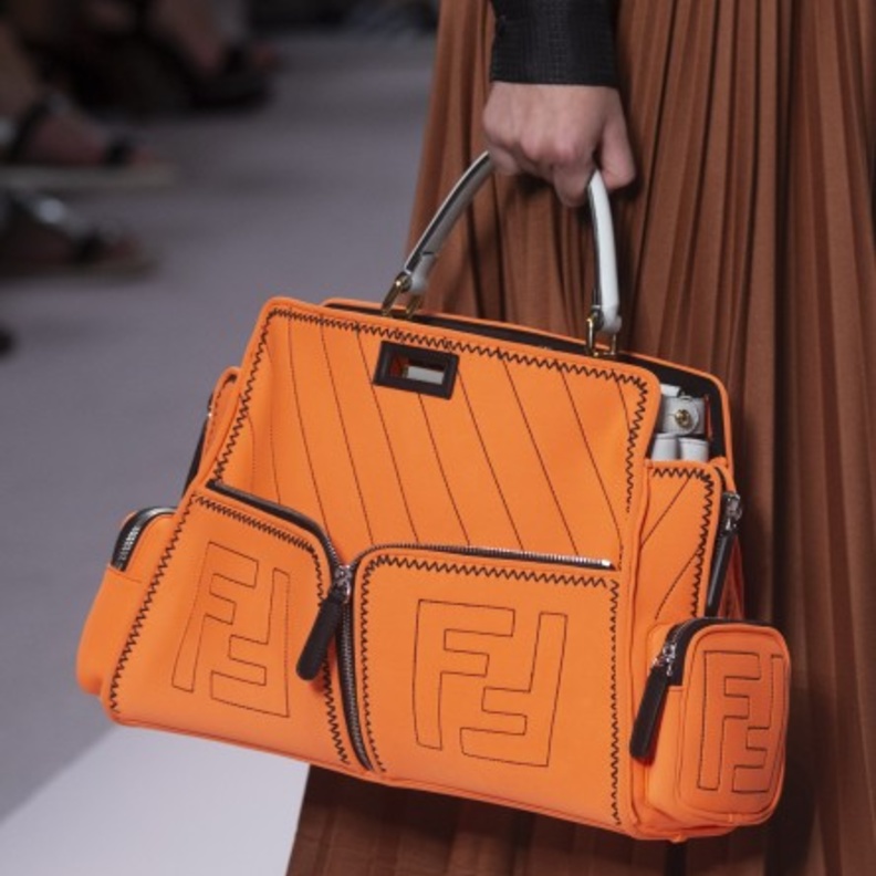اكسسوارات القبعات باللون البرتقالي احدث موضة في صيف 2019 من Moschino