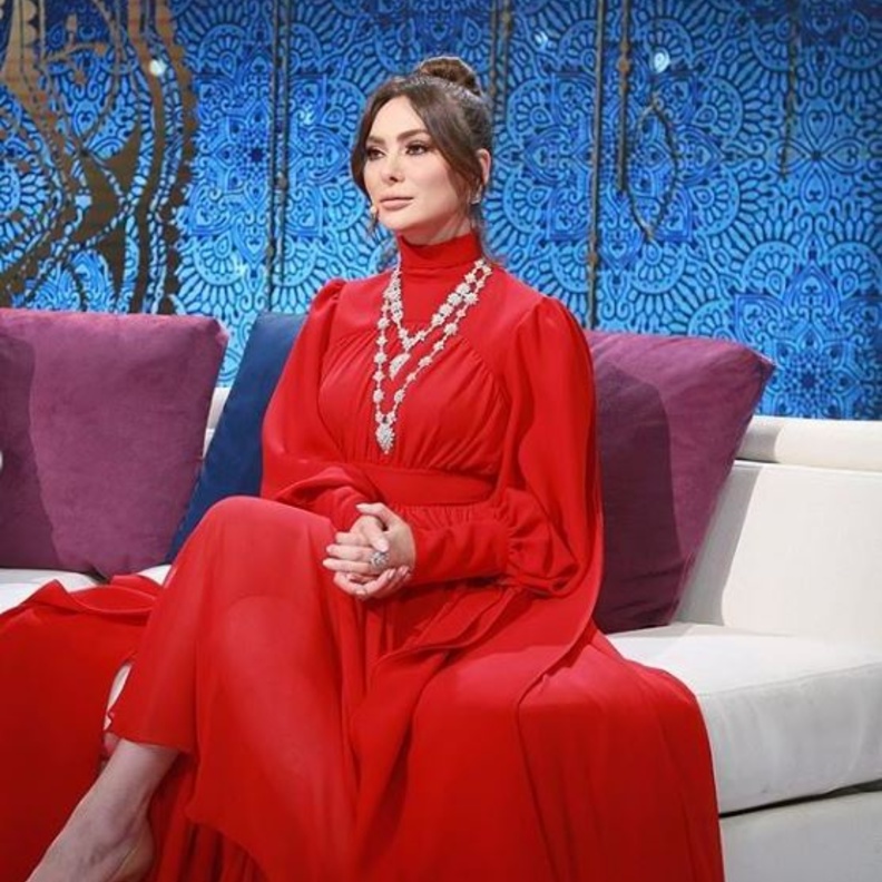 إختارت تصفيفة الشعر المرفوع على شكل كعكة، وأتى الماكياج بألوان حيادية