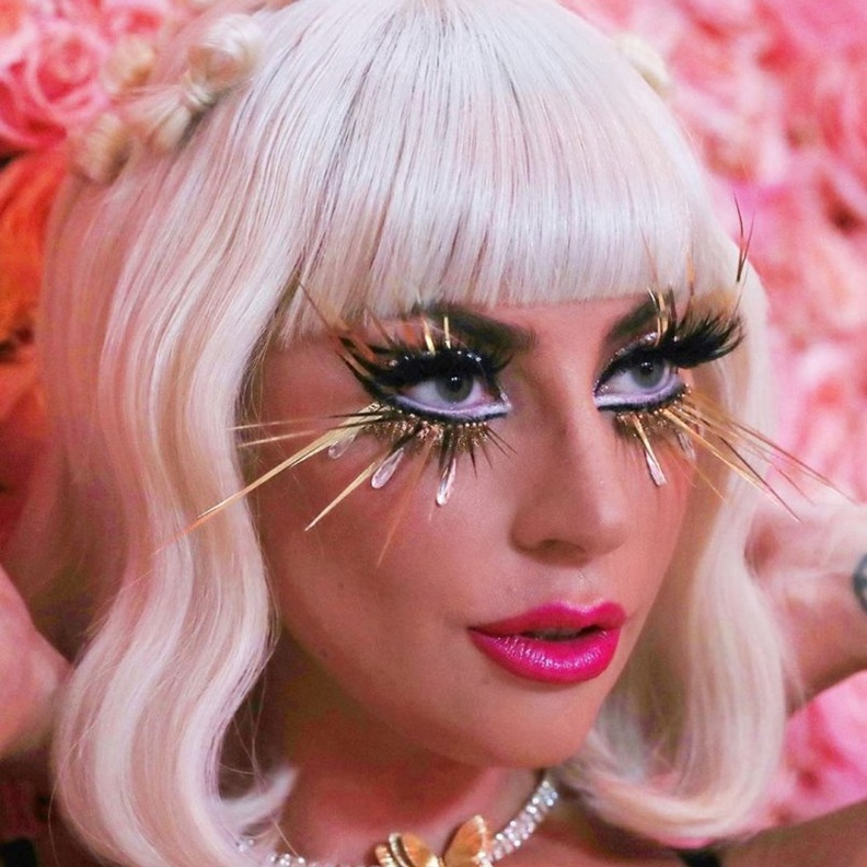 ليدي غاغا في حفل Met Gala 2019 بإطلالة جمالية تشبه الدمى زينتها الرموش الذهبية