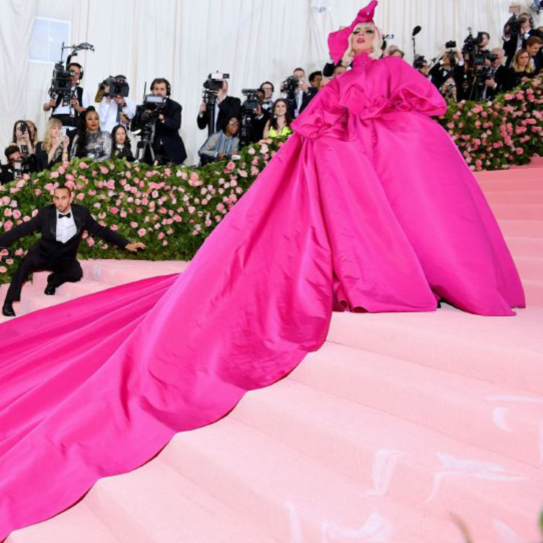 ليدي غاغا بتصميم Brandon Maxwell