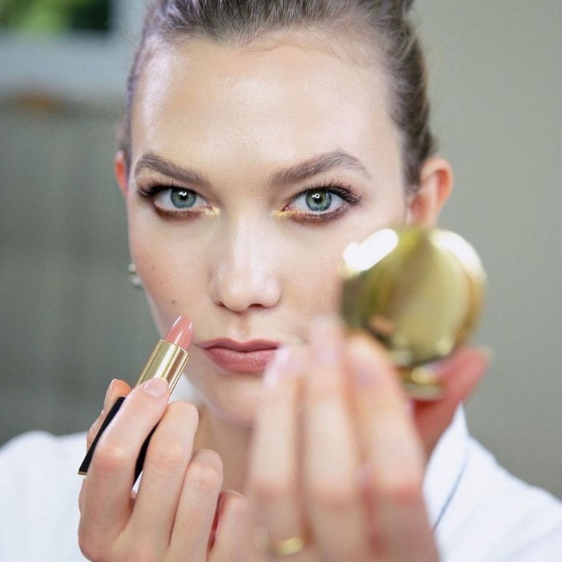 الجميلة Sara Sampaioتعتني ببشرتها من خلال الإبر الدقيقة