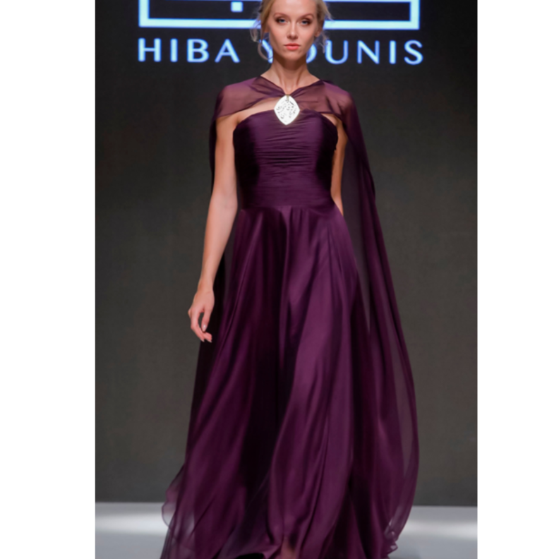 الأحمر والزهري الجذاب بفستان ناعم من تصميم يارا بن شكر