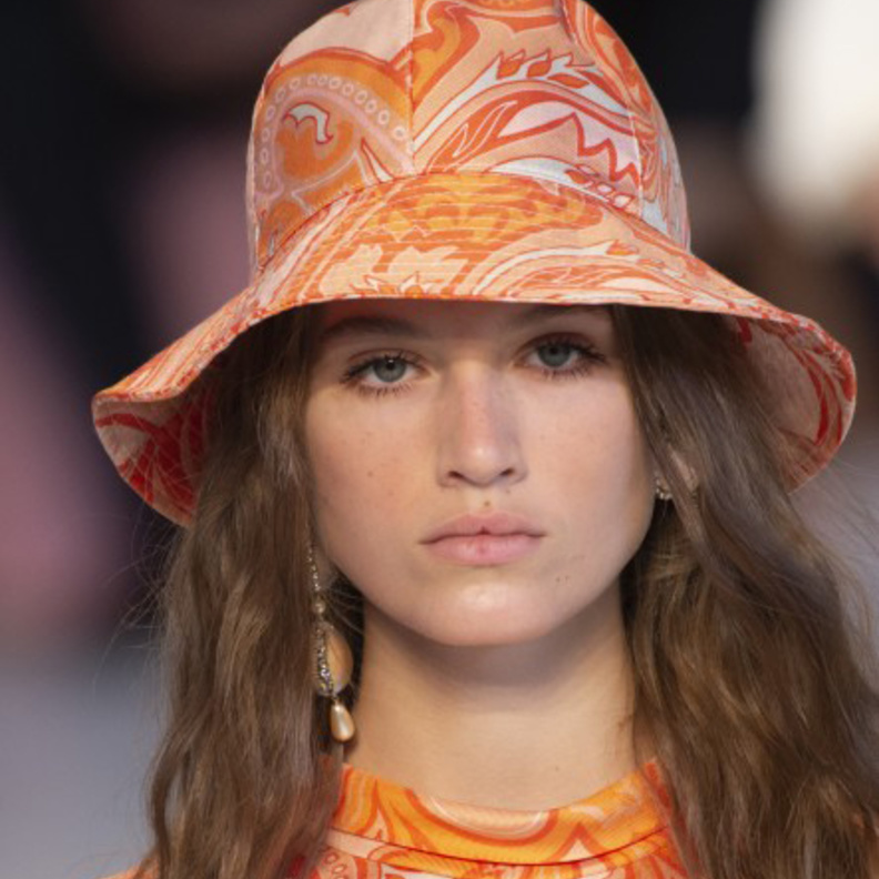 احدث اشكال اكسسوارات شعر القش موضة صيف 2019 من Chanel