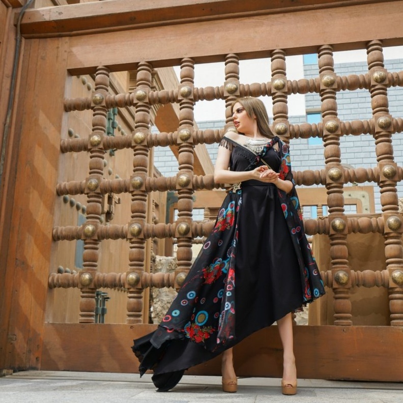 "هي" تلتقي المصممة "نفلا العتيبي" صاحبة أول مبادرة تطوعية بالمملكة لتدريب المصممات المبتدئات